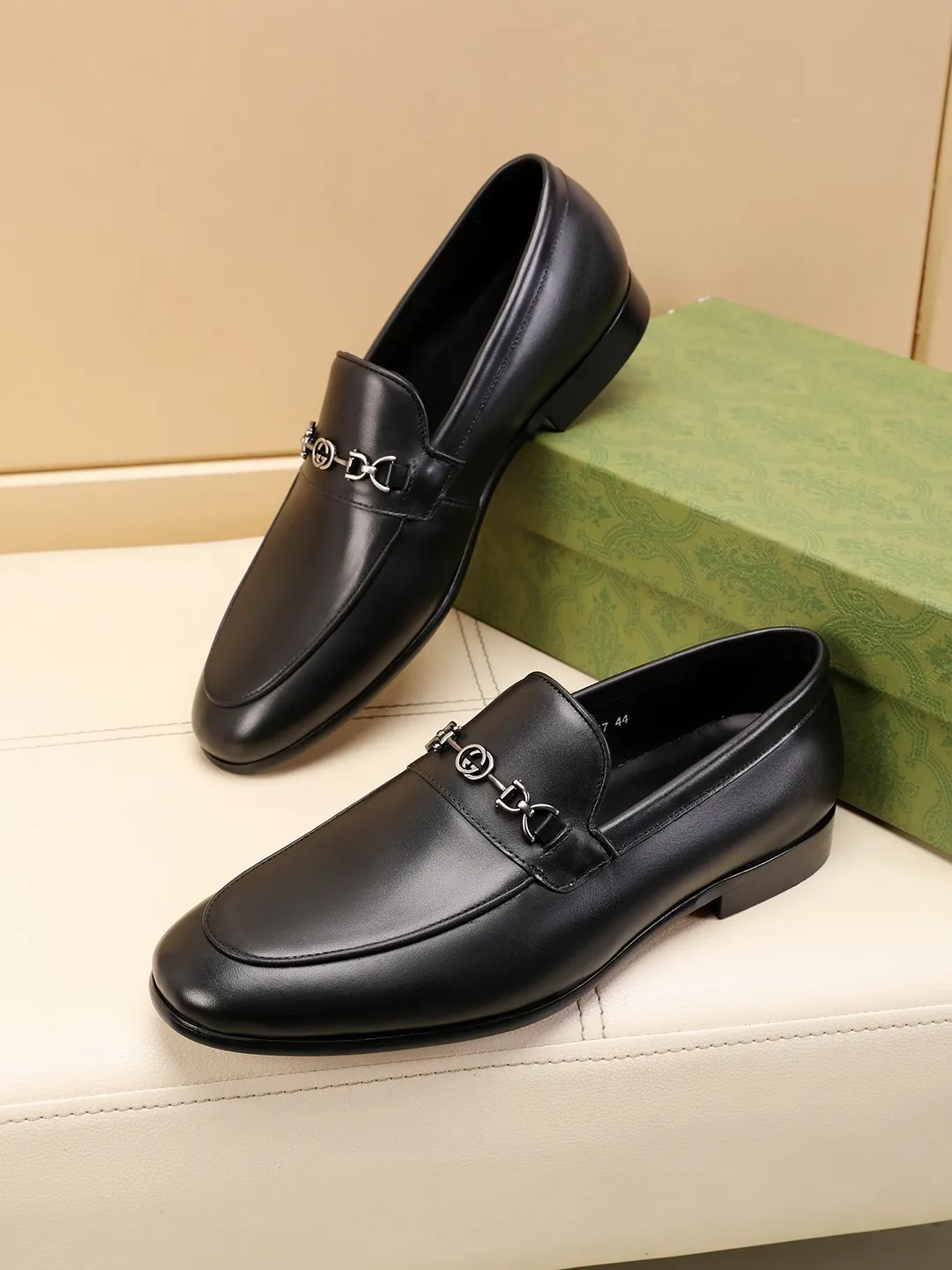 Men's shoes 250 🆘【GUCCI】Gucci ·🐂里· Hot-selling beanie shoes, top brand luxury, top quality, latest fashion beanie shoes. The upper is made of original first-layer cowhide. (Full first-layer water-dyed 🐂 leather and lining). The original stylish and stylish soft rubber wear-resistant and non-slip outsole is light and comfortable on the foot, available in optional colors! Matching code: 39-44 (customized at 39.45.46)